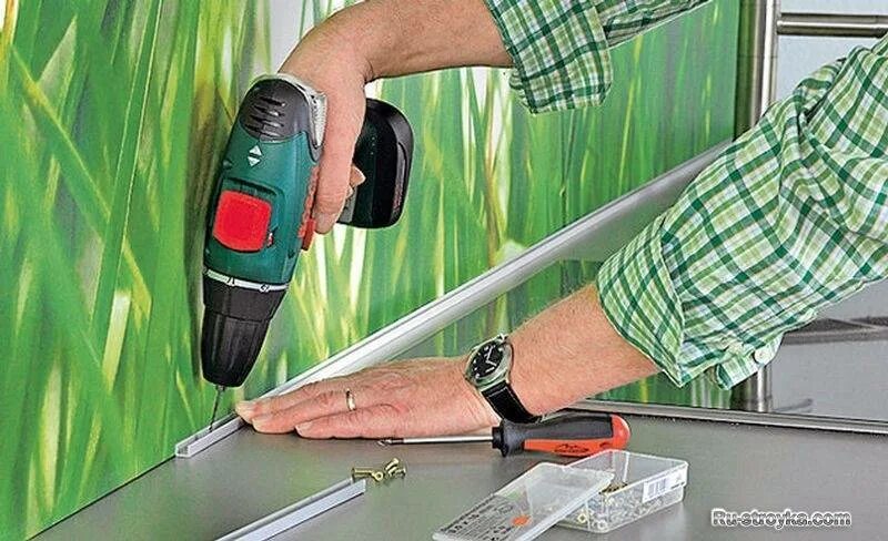 Как установить кухонную панель