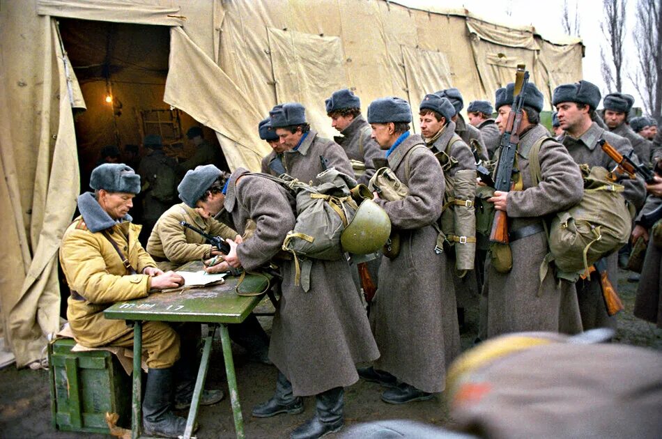 Советская армия в мирное время. Армия мобилизация. Советская армия 1990. Резервисты в Советской армии. Мобилизованные солдаты.
