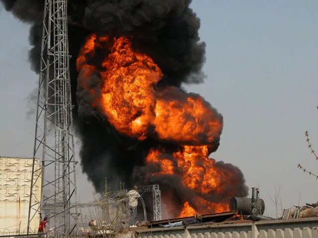 Возгорание подстанции. Взрыв трансформаторной будки. Возгорание трансформаторной подстанции. Взрыв электроподстанции. Пожар на электроподстанции.