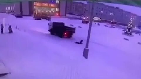 Мальчик скатился с горки