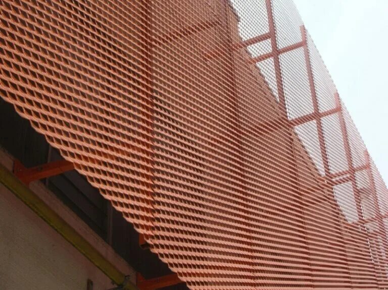 Сетка закрыть фасад. Сетчатые панели mesh metal. фасады из просечно-вытяжной сетки. фасадная сетка декоративная. сетка для облицовки.