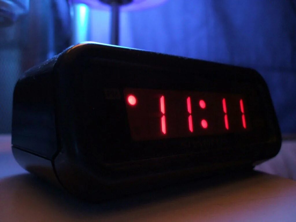 Повторяющие числа на часов. Электронные часы 11:11. одинаковые числа на часах 11 11. число 1111 на часах. 11 часов на часах электронных.