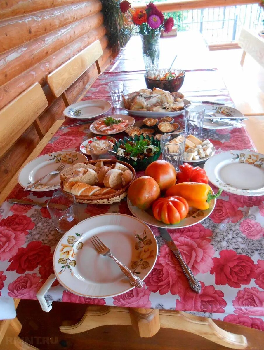 Накрыть праздничный стол. Накрытый стол. Деревенский стол с едой. Домашний стол с едой. Вкусный ужин на даче