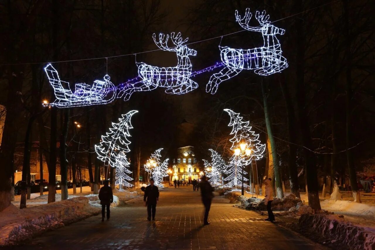 Погода украсили. Новогоднее украшение города. Украшение города к новому году. Новогодний парк. Город украшенный к новому году.