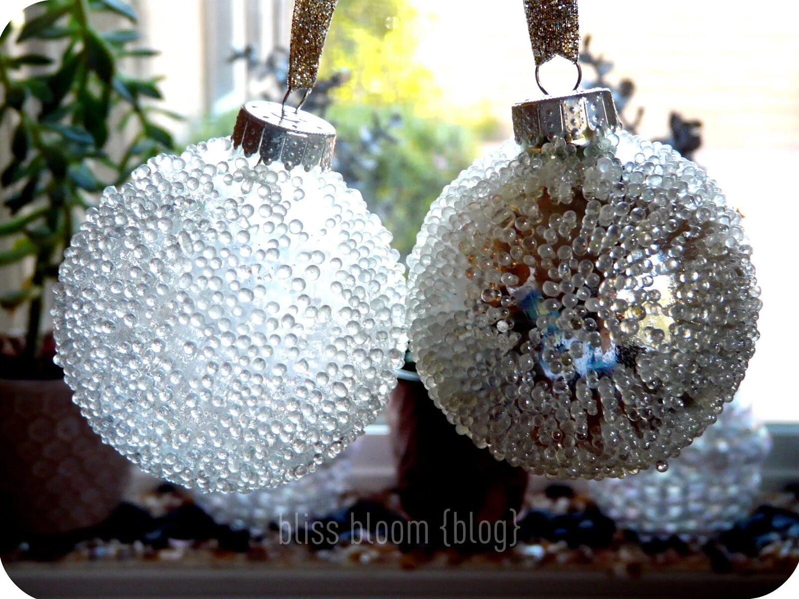 Новогодний шар для улицы своими руками. Елочные шары своими руками из подручных материалов. Бумажные елочные игрушки. Елочная игрушка своими руками. Елочная игрушка шар своими руками.