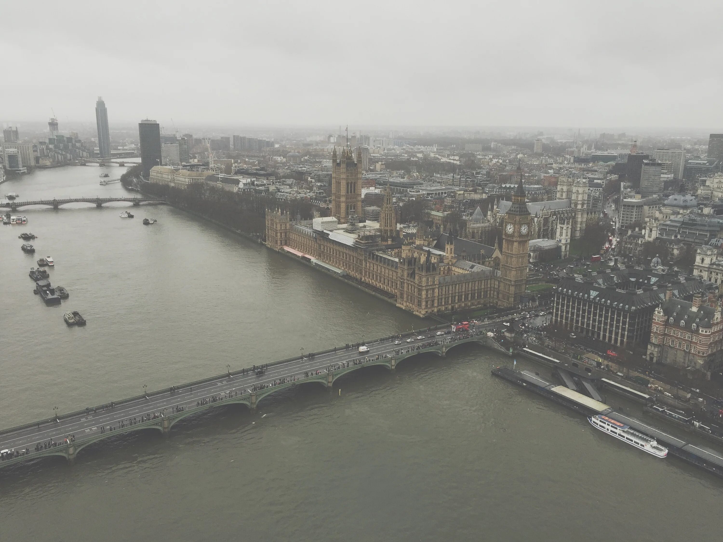 There are bridges over the thames