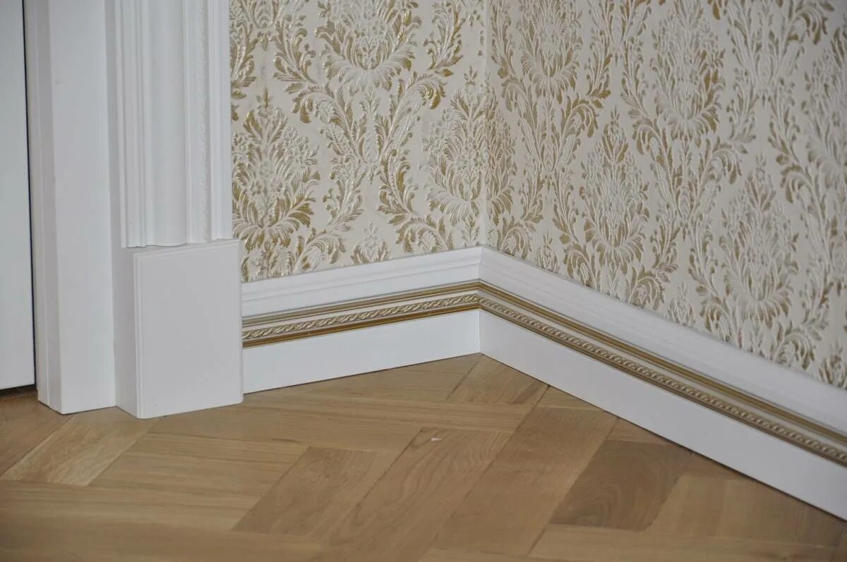 Какой белый плинтус выбрать. Ultrawood base 5763. плинтус евровудpn 150. плинтус напольный. широкий плинтус для пола.