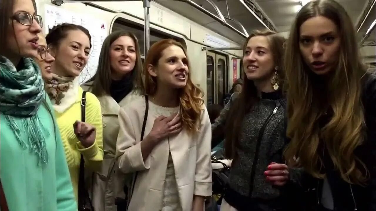 Девушка поющая в метро. Клип в метро. поют русские красавицы. девушка поет в метро. красавица в метро.