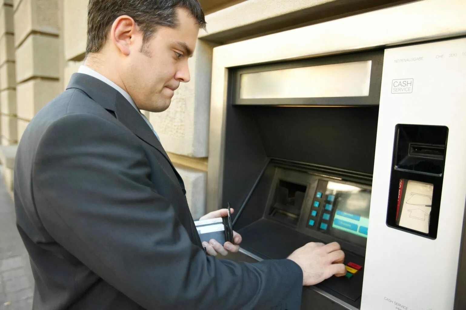 Сними получи. Человек у банкомата. Мужчина у банкомата. Человек возле банкомата. Деньги в банкомате.