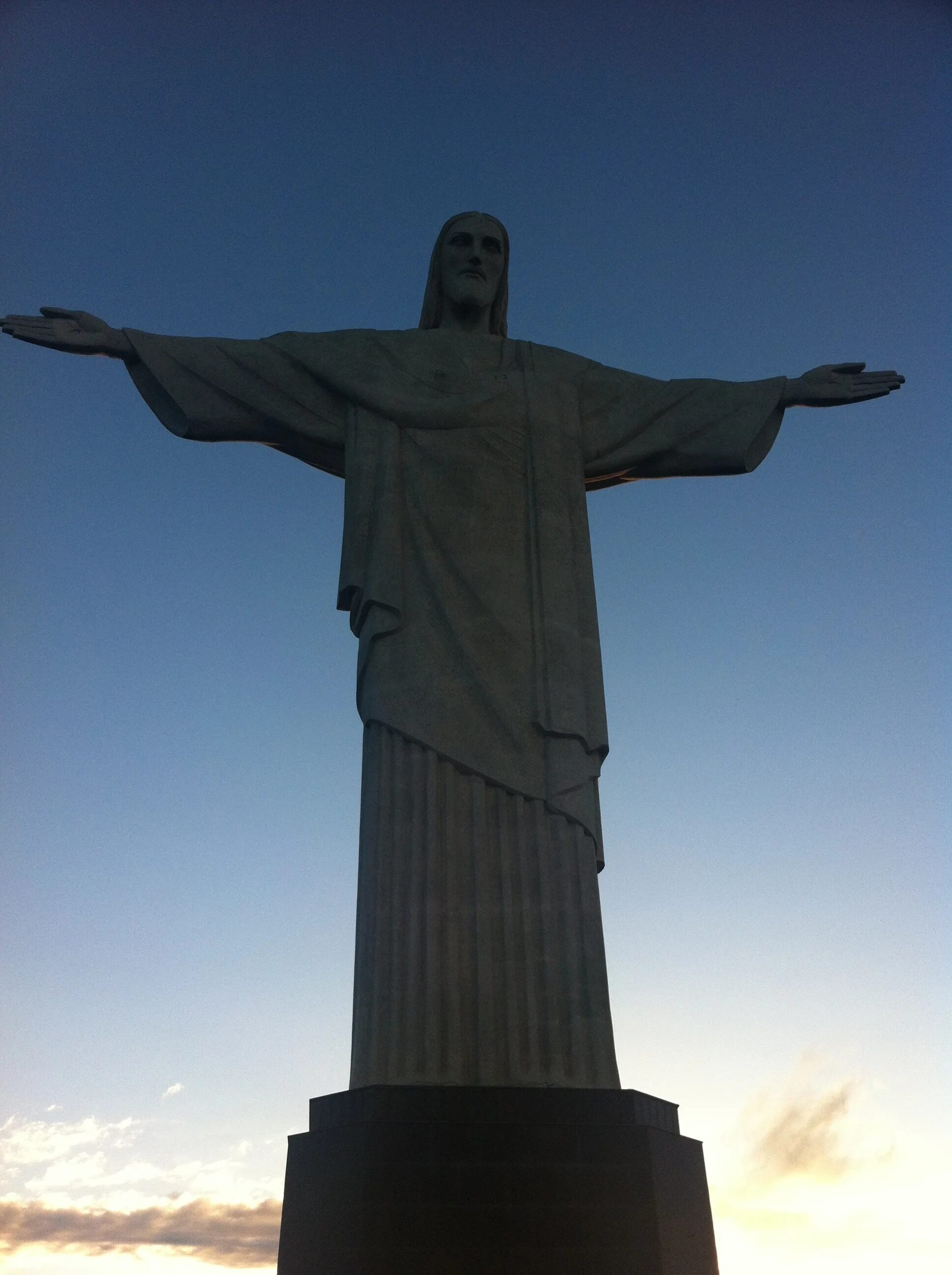 Статуя искупителя. Христос Искупитель Рио де Жанейро. Статуя Христа-Искупителя Рио-де-Жанейро. Статуя Иисуса в Рио де Жанейро. Иисус Рио де Жанейро.