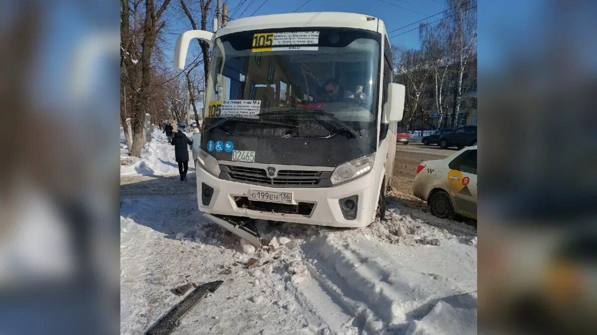 Хохол воронеж автобус. Авария в Воронеже с автобусом 105. 105 Автобус Воронеж. Автобус Воронеж Воробьевка. Саратов Воронеж маршрутка.