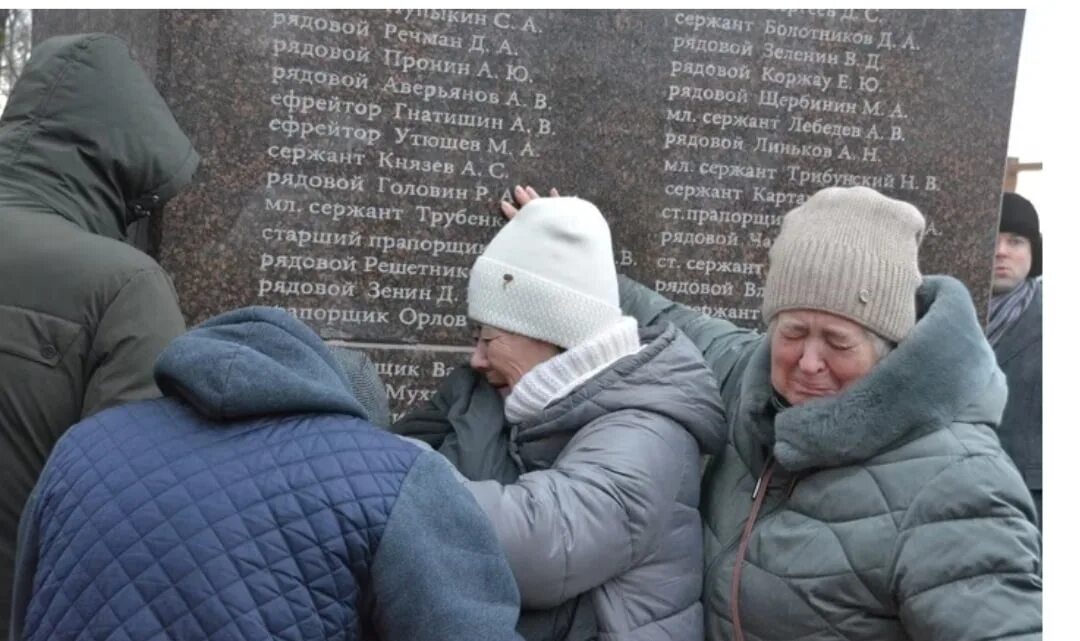 Мемориал погибших на украине. Памятник погибшим в сво в Саратове. Мемориал в Саратове погибшим на Украине.
