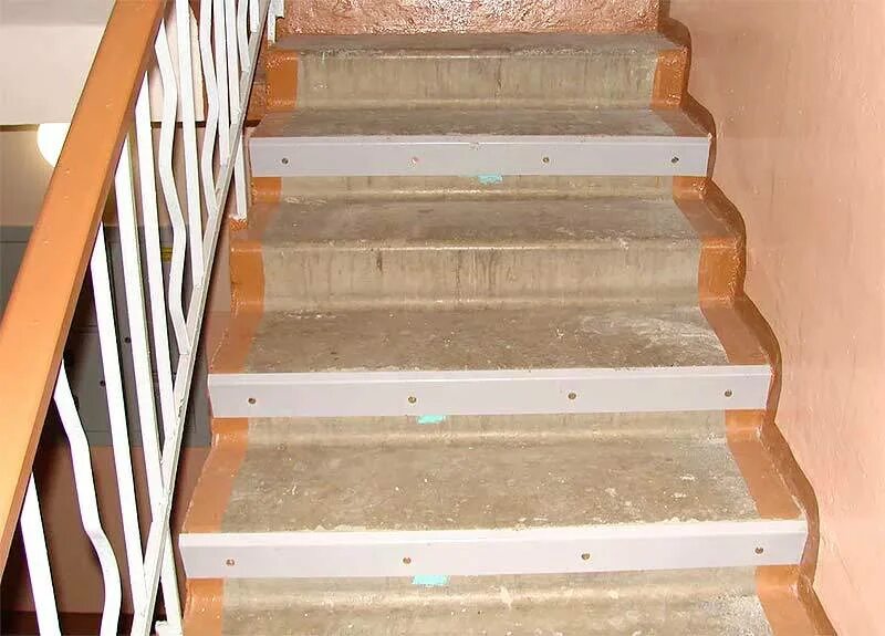 Школьная лестница парадная. Советская лестничная клетка. Советские ступени. Плинтус в подъезде. Советские ступени.