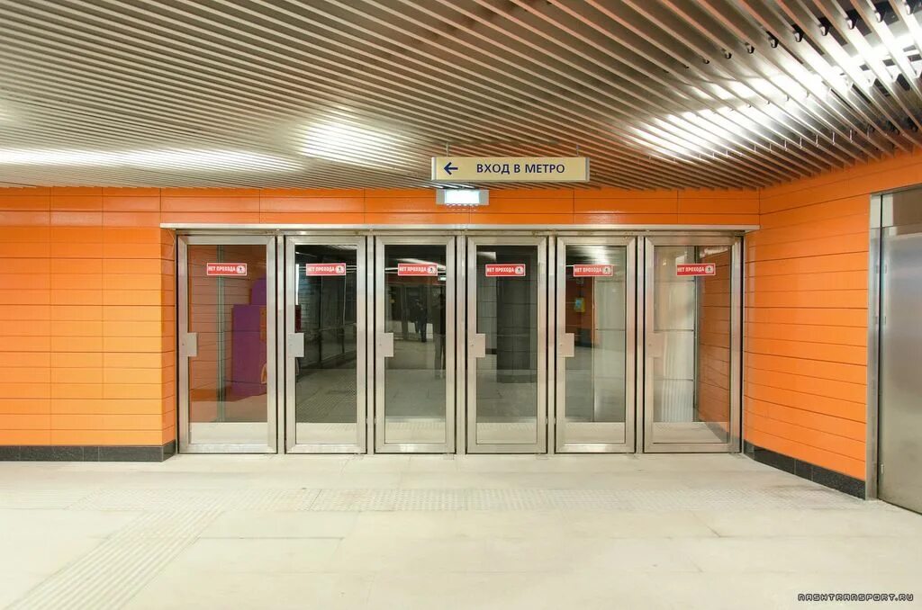 Метро лифт в питере. Вестибюль станции метро жулебино. Двери станции метро. Двери станции метро. Ограждения метрополитен.