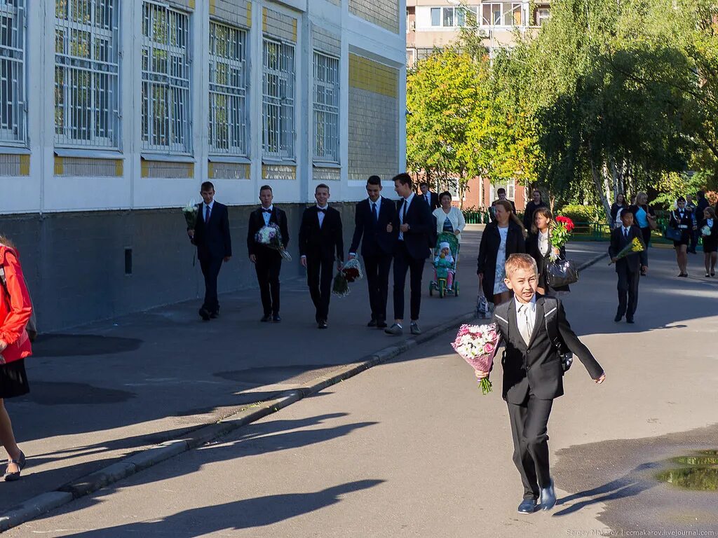 Традиции 1 сентября. Голышом первого сентября. Школа 1 сентября. 1 сентября дети в школу. Школа первоклассника.