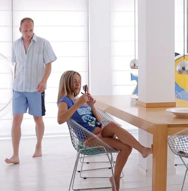 спящую сестренку. дочь спит. дядя и маленькая девочка. пока сестры. папа заставляет.