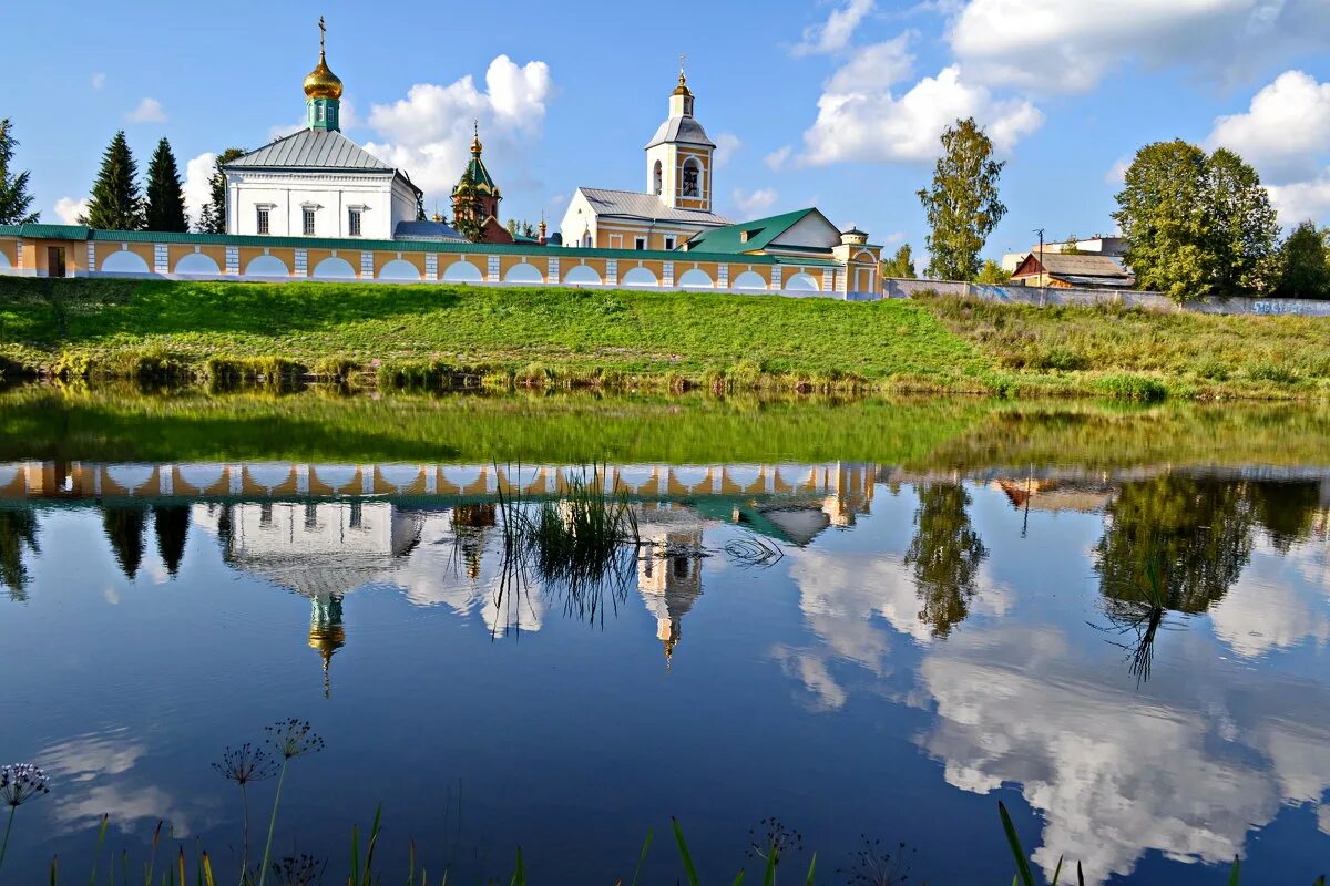 Почему боровичи называют маленький париж. Свято-духов монастырь Боровичи. Духов монастырь Боровичи. Монастыри в Боровичах Новгородской области. Свято-духов Иаковлев Боровичский монастырь.