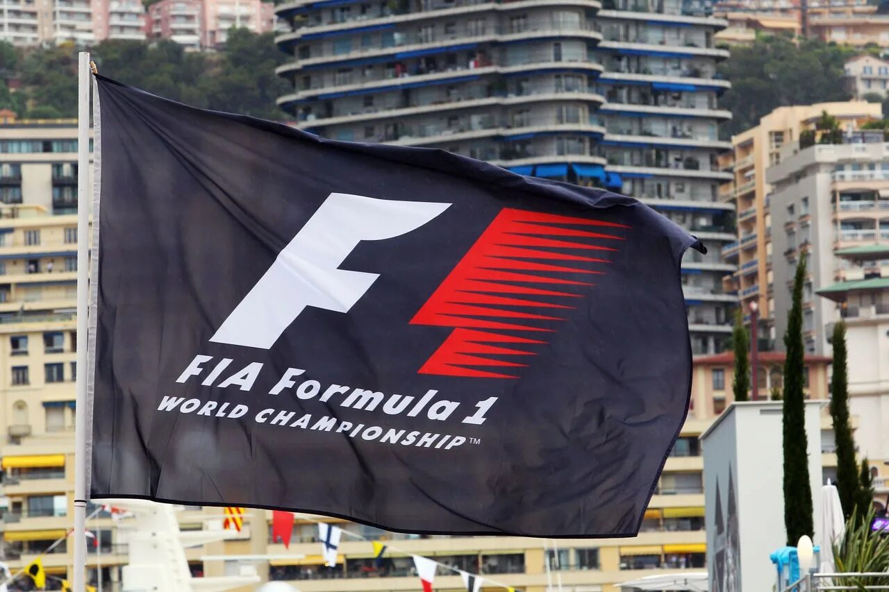 1 flag ru. Флаг формулы 1. Флажки формула 1. Formula-1 флаг с логотипом. Формула один флаг.