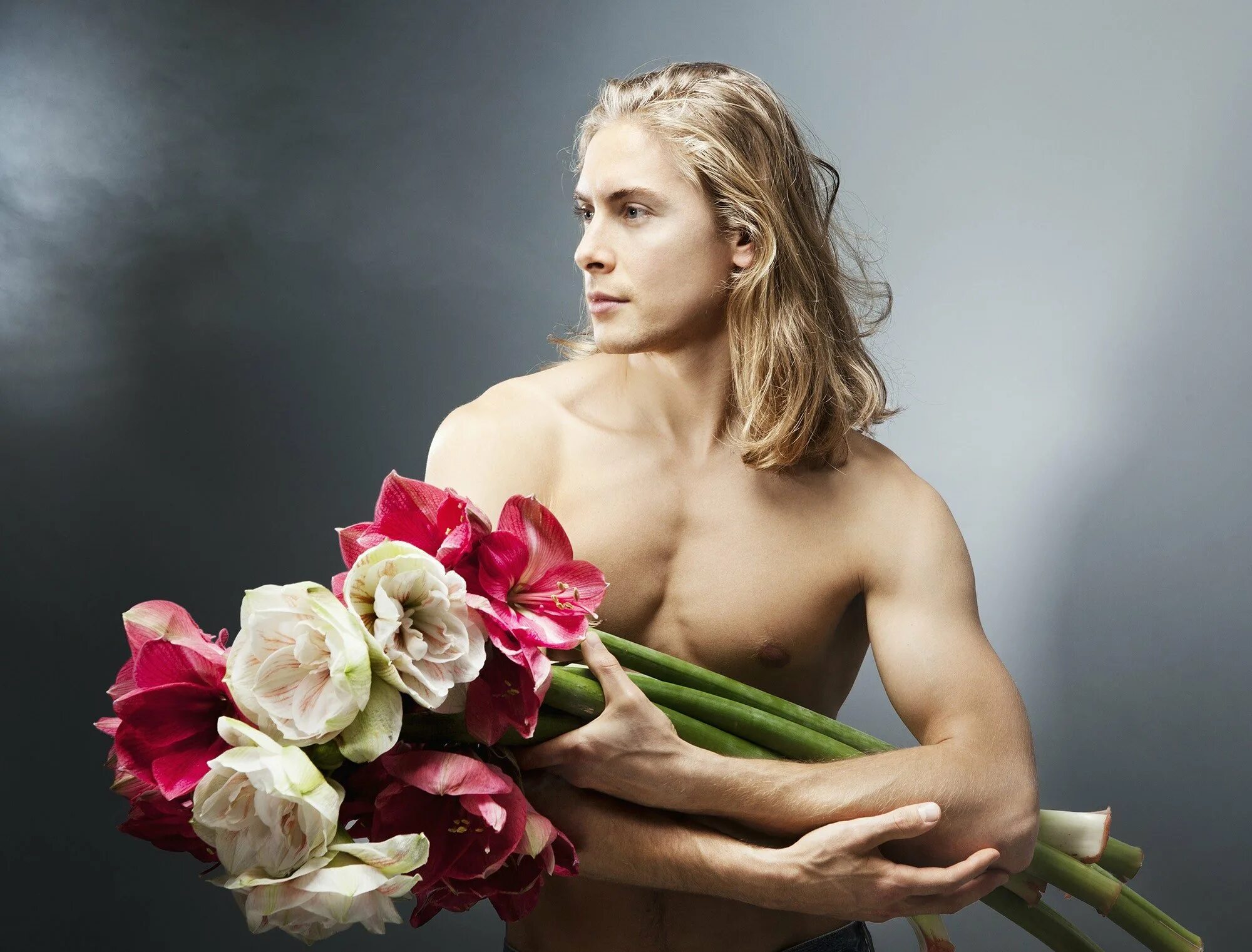 Красивый юноша с цветком. Воробьёв алексей холостяк победительница. Мужчина с цветами. Красивый юноша с цветком. Красивый мужчина с цветами.