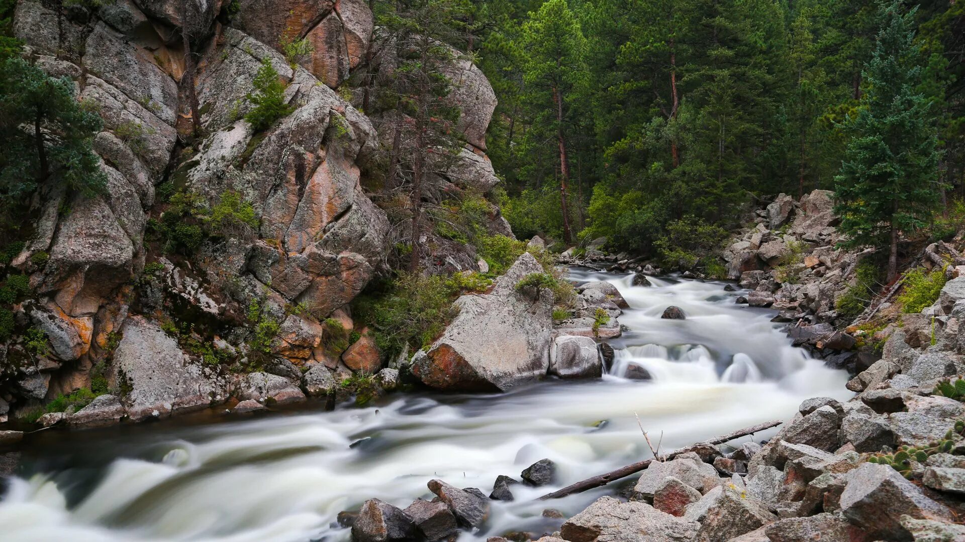 Бурливая река. Зилим водопад. Горная Бурлящая река. Верховья реки малая Лаба. Стремительный бурный поток воды