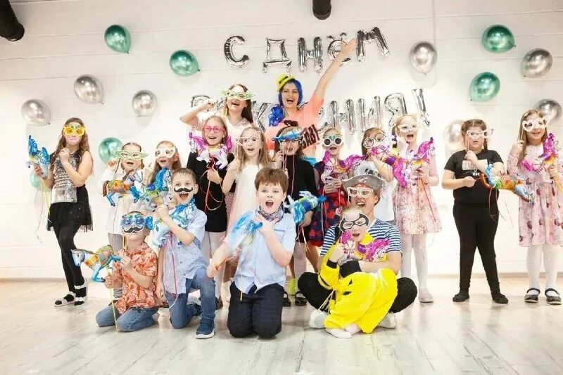 молодой бизнес. место в группе 5. студент за столом. набор детей в группы. группа место встречи фото.