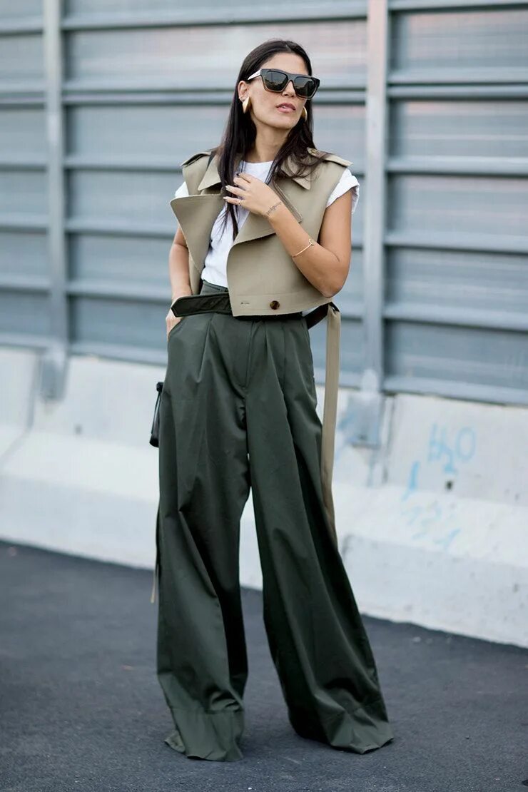 лук с черными широкими брюками. серые брюки стритстайл. брюки палаццо outfit. лук с широкими брюками. брюки палаццо street style 2020.