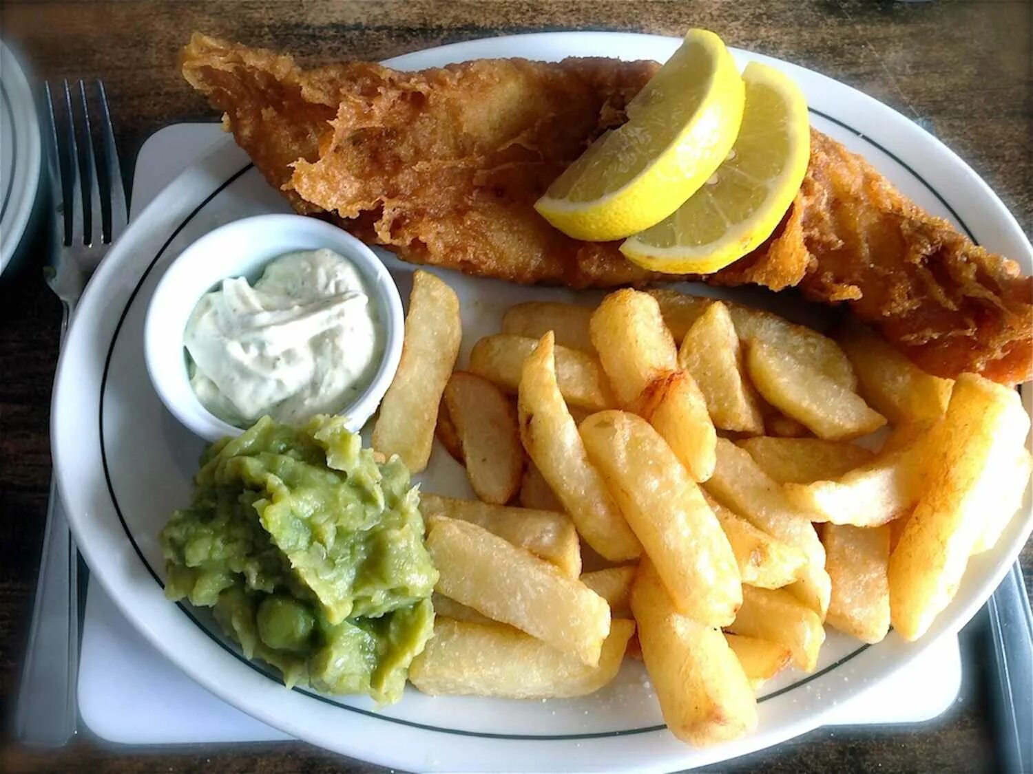 Рыба в британии. Фиш энд чипс в Англии. Еда Фиш энд чипс. Fish and Chips блюдо Британии. Фиш энд чипс фаст фуд.