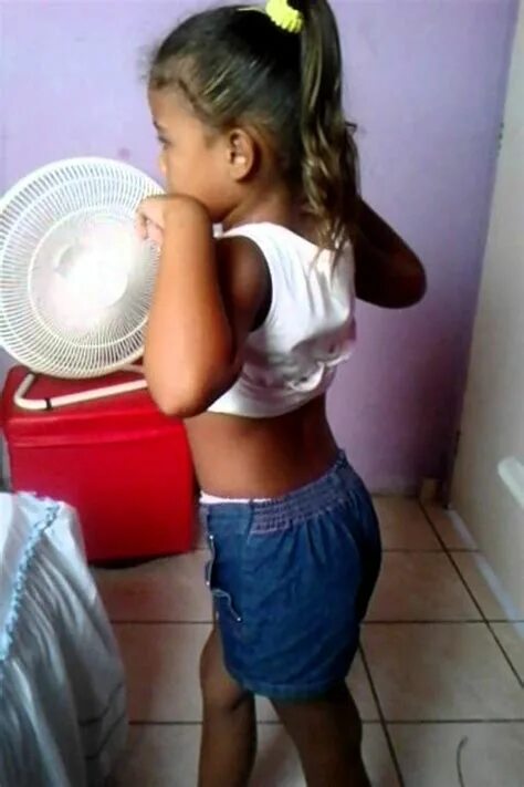 Nina dancando funk. Nina dancando. Nina dancando. Niñas video. Nina dancando mc.