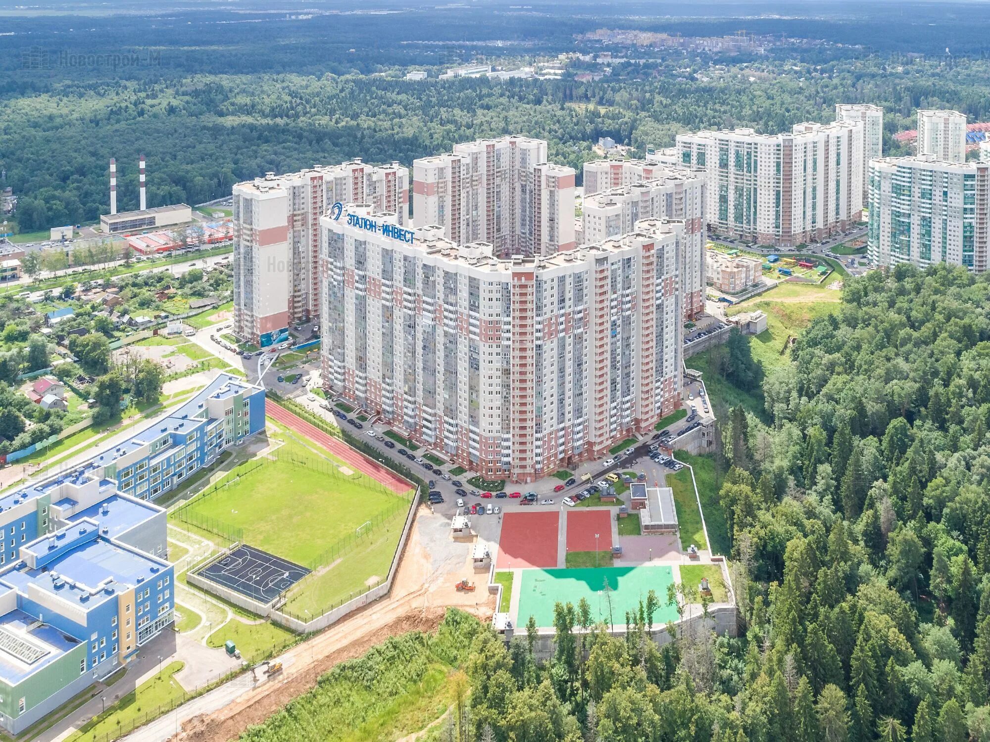 Жк изумрудные холмы красногорск. Парк Изумрудные холмы Красногорск. ЖК Изумрудные холмы. Лесопарк Изумрудные холмы. Зеленые холмы Красногорск.