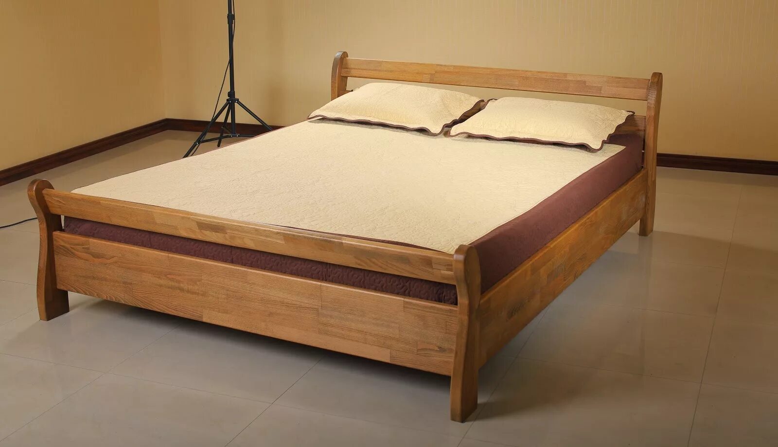 Купить кровать объявление. Кровать деревянная. Кровать двуспальная деревянная. Кровать из дерева двуспальная. Деревянные кровати из массива.