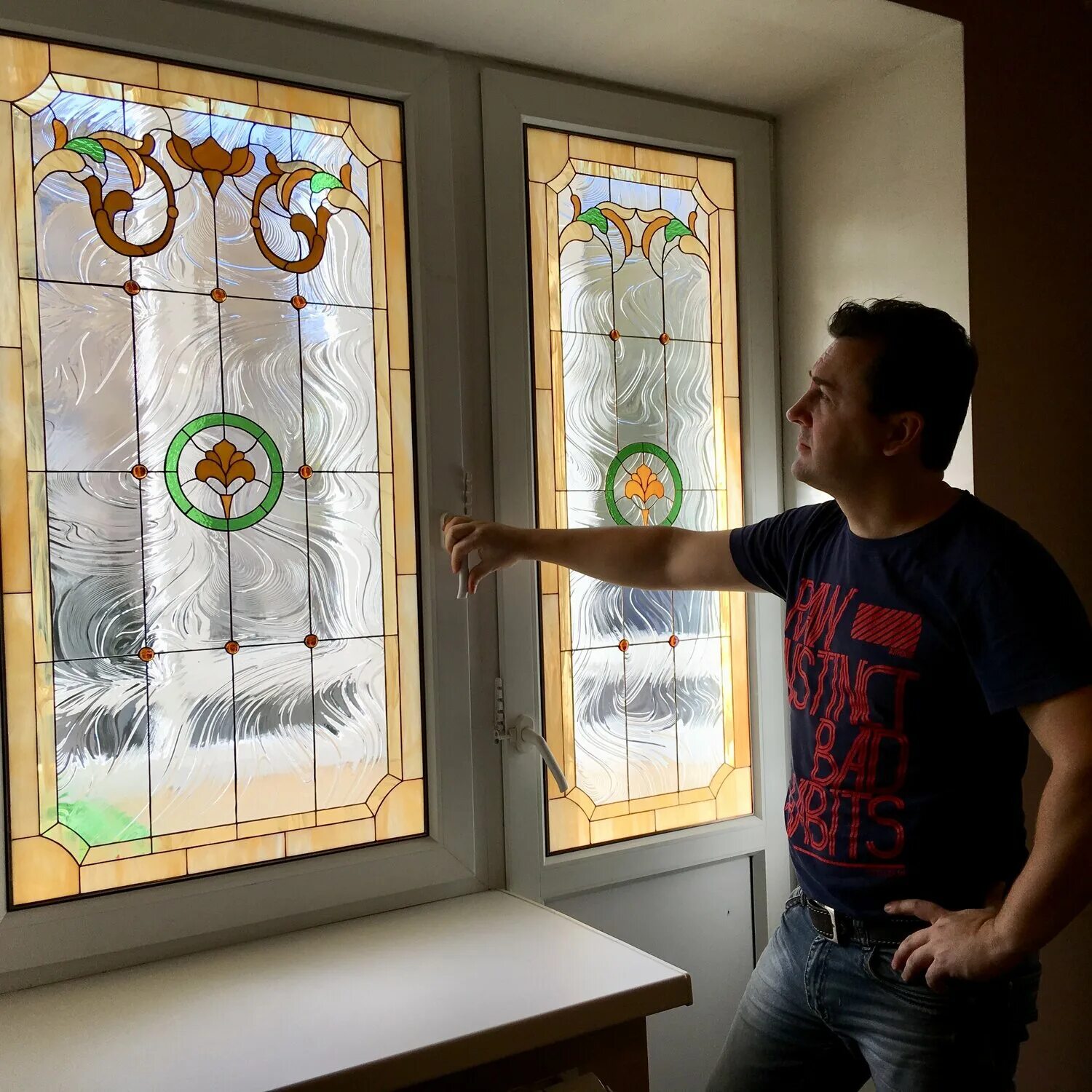 зеркало в витражной раме. витражное зеркало. витраж рама. зеркало в витражной раме. витраж рама.