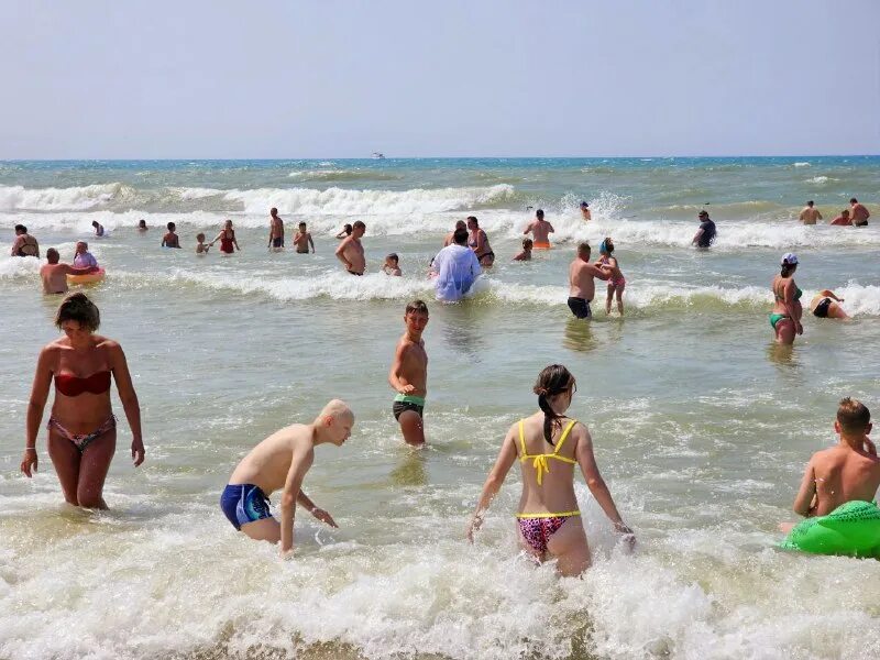 Море в сочи купание. Пляж одесса женщины. Можно ли купаться в море сейчас. Купаемся в сочи. Можно ли купаться в море сейчас.