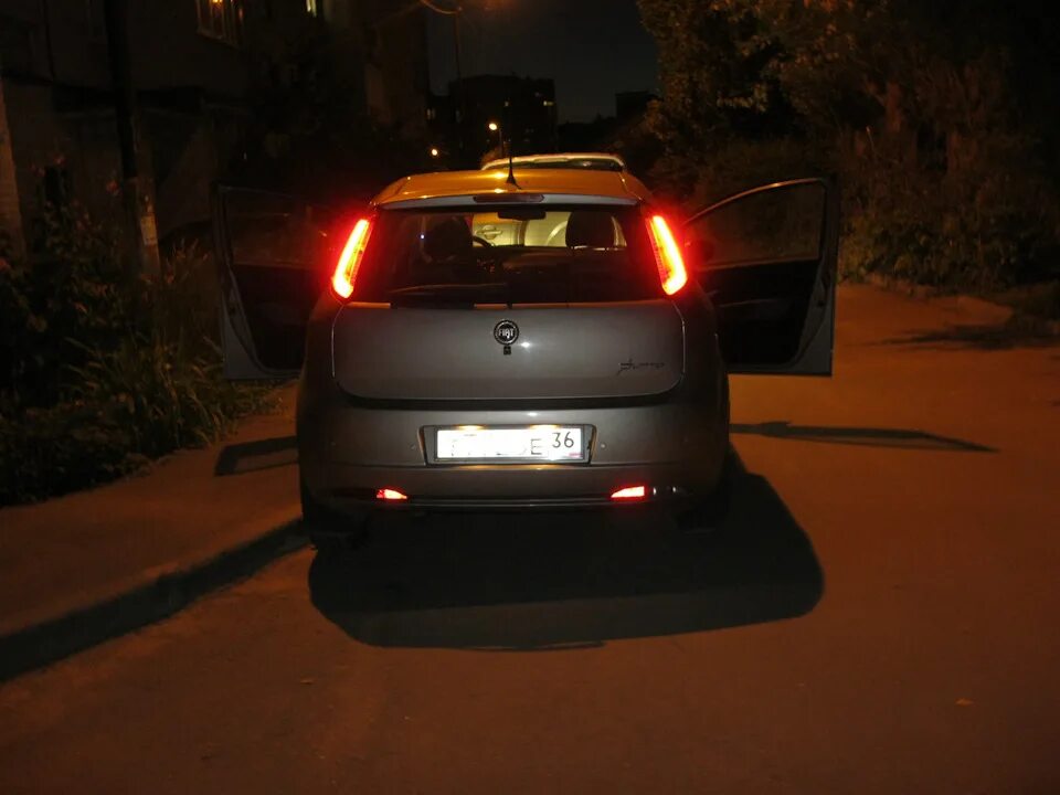 Горит свет заднего хода. Какие лампочки идут в задний ход фиат альбеа. Горит свет заднего хода. Лампа заднего хода hyundai i30. Фонари заднего хода ваз 2110.