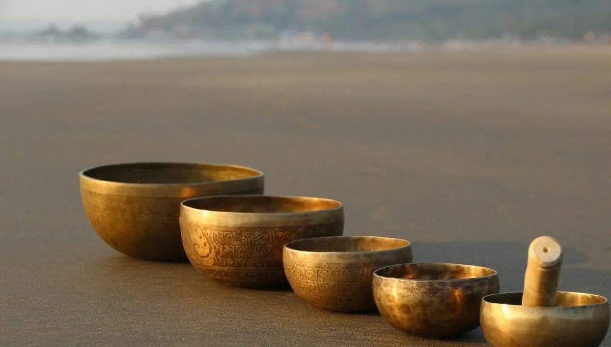Хрустальные поющие чаши. Поющие чаши в японии. Кольца подставки под поющие чаши. Поющие чаши непала звукотерапия. Гималайские чаши.