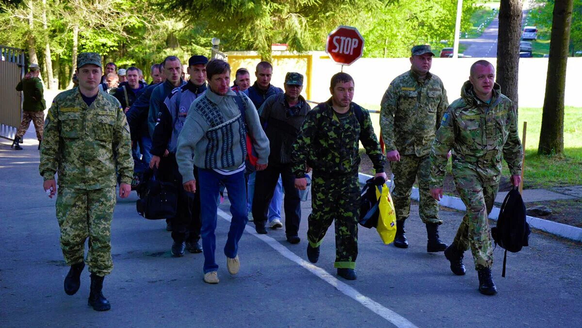 Мобилизация Украина военкомат. Мобилизация фото. Мобилизация на Украине картинки. Насильная мобилизация на Украине.