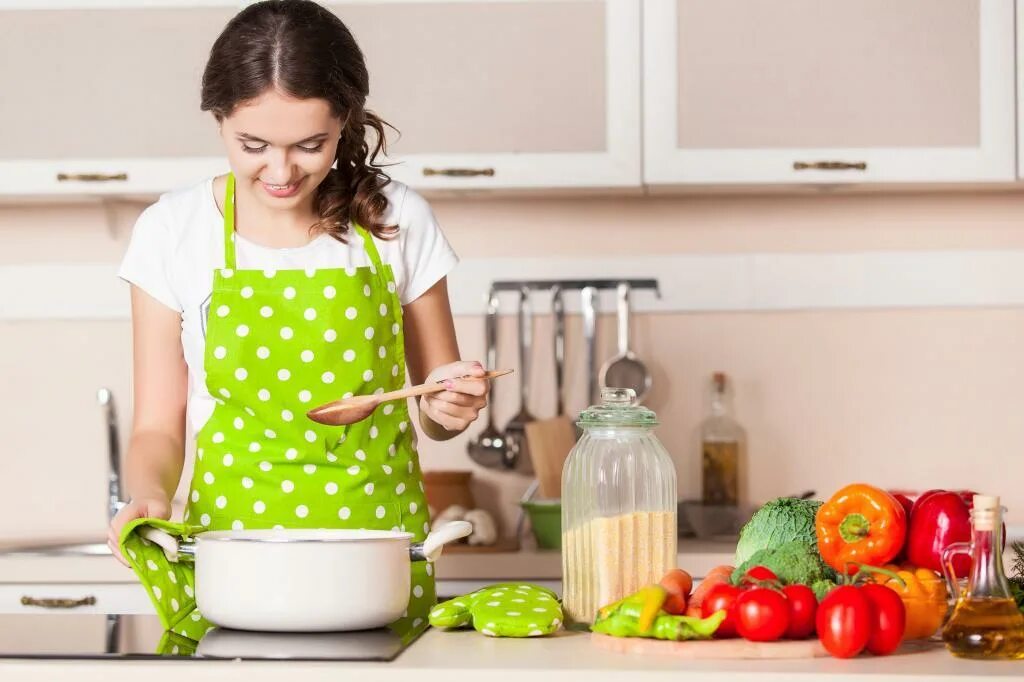 Картинка готовить. Хозяйка на кухне. Женщина на кухне. Кухня Хозяюшка. Готовка на кухне.