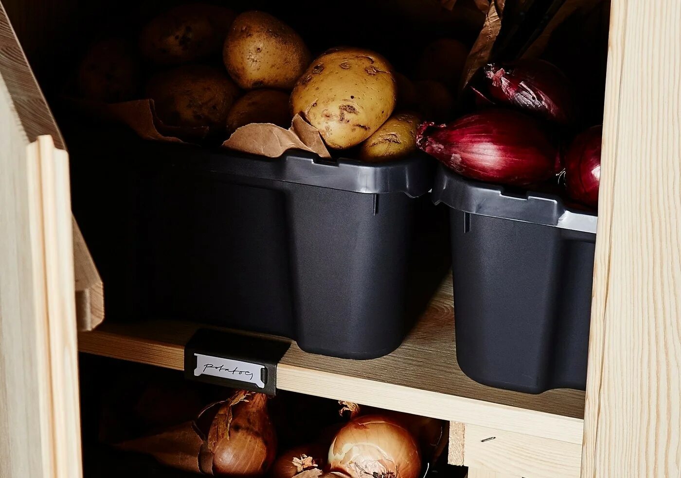 Можно хранить картофель в холодильнике. Емкость для хранения картофеля. Хранение картофеля. Контейнер для хранения картофеля. Ящики для хранения картофеля в погребе.