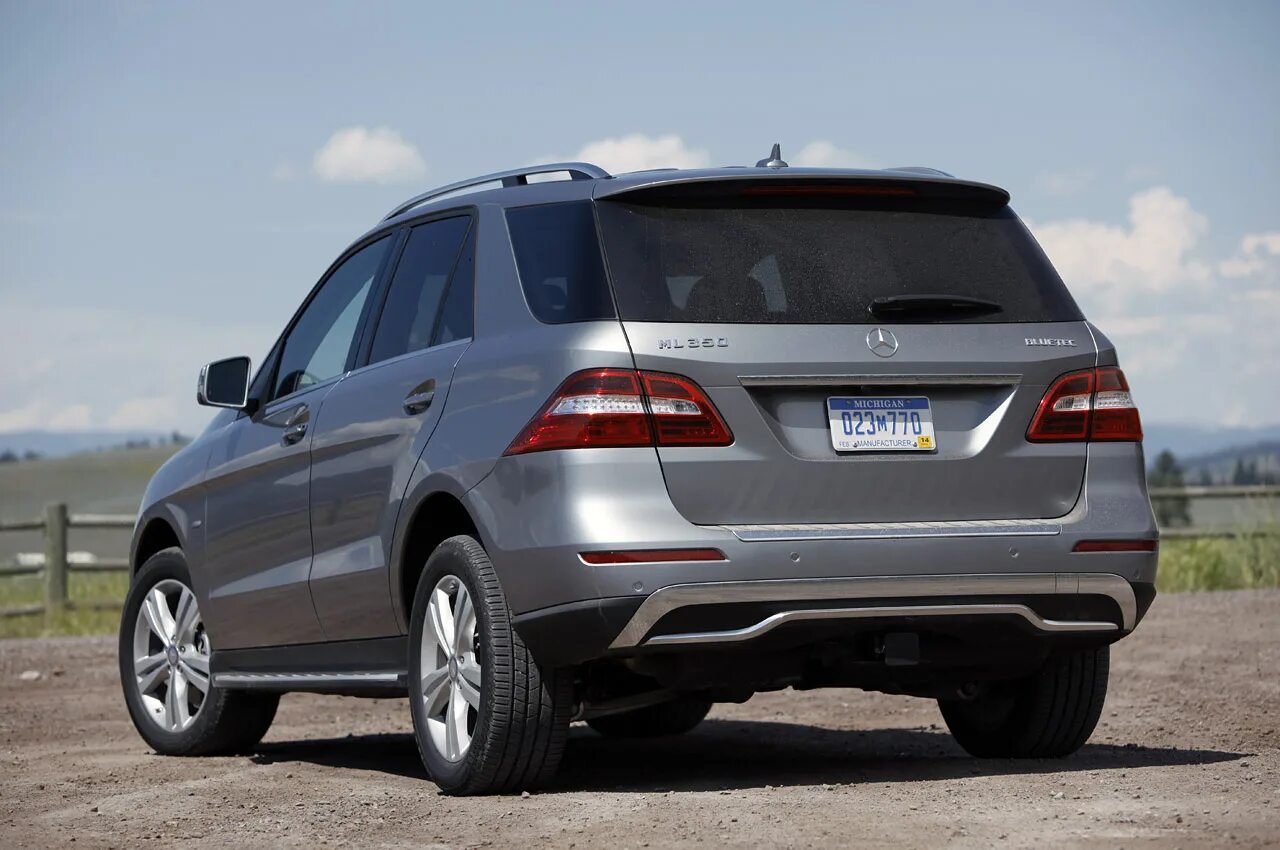 Мерседес мл 350 задний. Mercedes benz ml 350. mercedes benz ml 350 bluetec. mercedes ml 350 4matic. mercedes-benz ml350 2012.