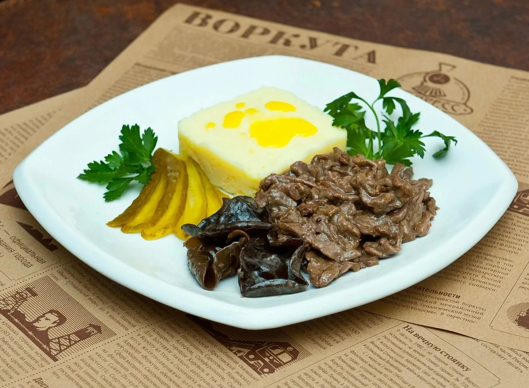 Бефстроганов из говядины фри. Бефстроганов в валоване. Бефстроганов кухня наизнанку. Бефстроганов с картофельным пюре. Бефстроганов с пюре.