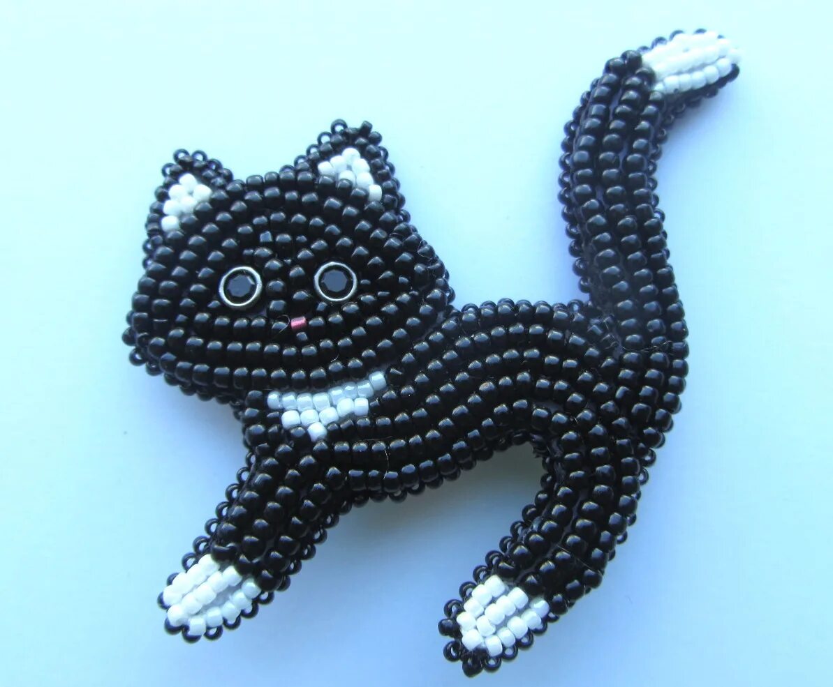 Бисероплетение игрушки объемные для начинающих схемы. Плоские фигурки из бисера на проволоке. Бисероплетение легкие. Котик из бисера для начинающих. Кошка из бисера параллельное плетение.