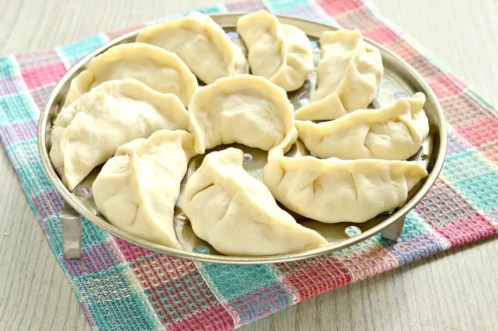 Вареники с картошкой в духовке. Пельмени на пару. вареники на пару. украинские пельмени на пару. вареники с картошкой на пару.
