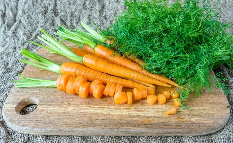 Салат из куриных сердечек с морковью и луком. Салат с морковкой и горошком. Салат с морковкой и зеленым горошком. Салат с луком и зеленым горошком. Морковь горошек лук.