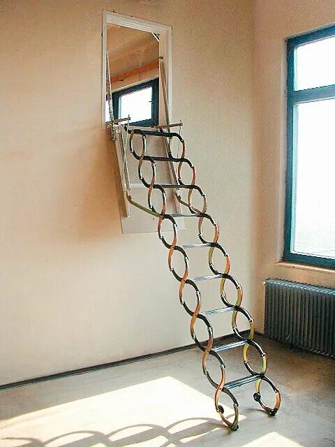 Складная лестница на стену. Телескопическая чердачная лестница loft ladder. Лестница-люк loft ladder. Стационарная чердачная лестница omp. Складная лестница на стену.