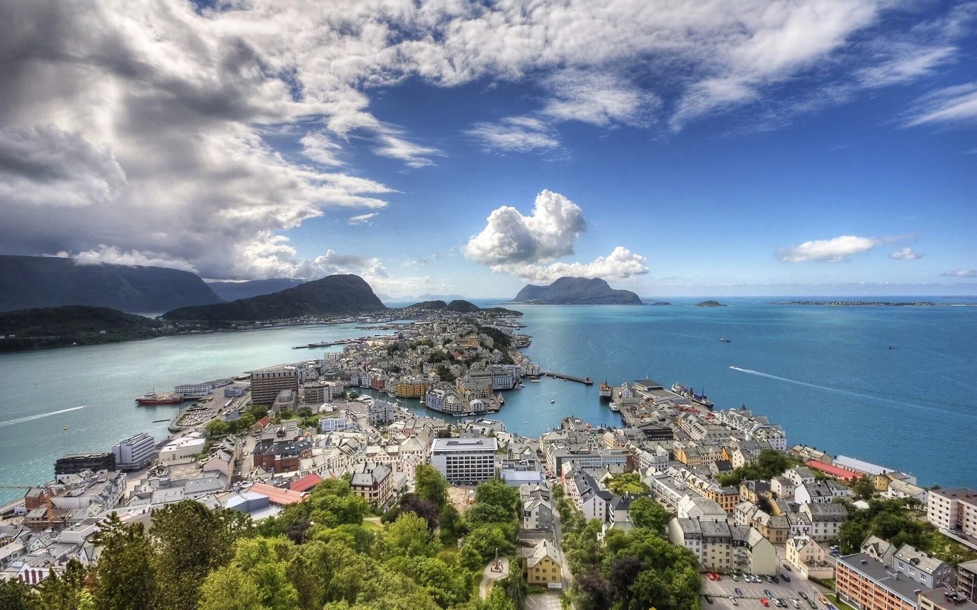 Столица находится на берегу моря. Alesund. Олесунн Норвегия. Панорама Осло. Красивый вид на море.