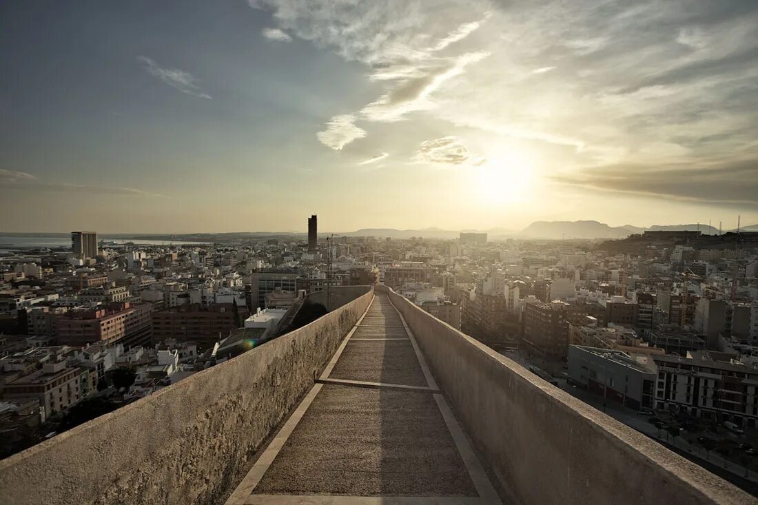 осенний восход утром в городе. владивосток закат. город в пять утра. пустая москва. утро над городом осень.