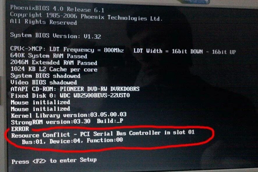 Мигает компьютер при этом работает. Чёрный экран при включении компьютера. при включении пк черный экран. при запуске компьютера черный экран с надписями. при включении компьютера черный экран и белые черточки.
