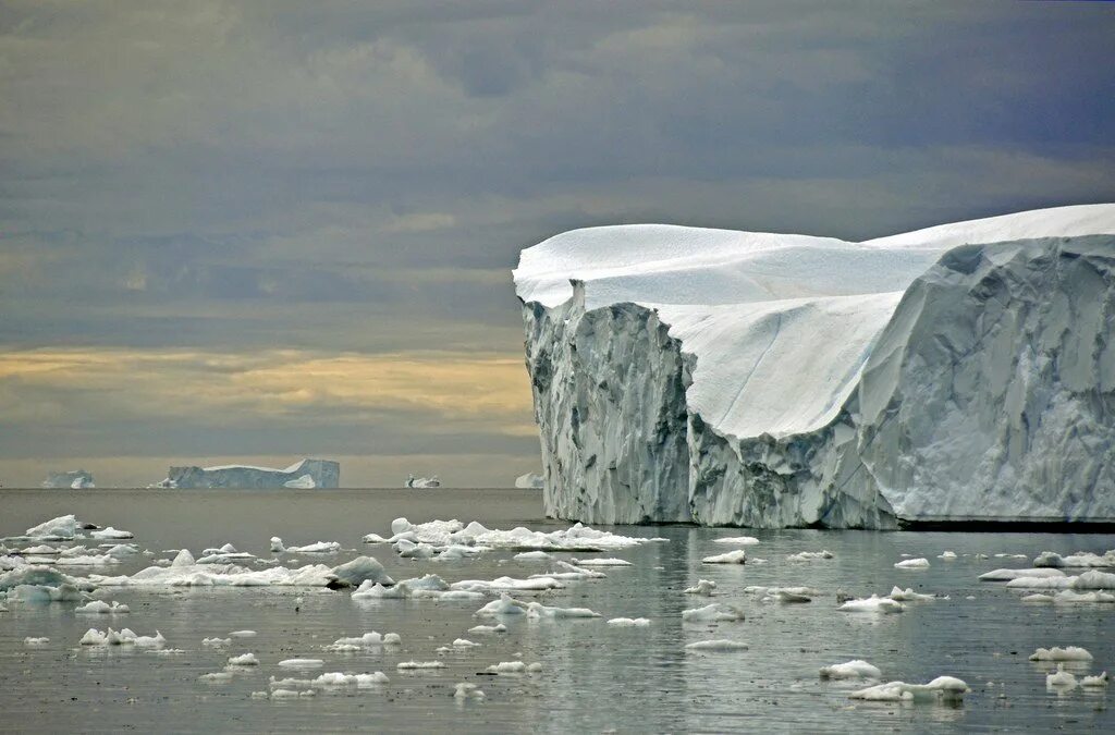 Гренландия какой океан. Фьорд Илулиссат Гренландия. Ледник Илулиссат. Гренландия Северный Ледовитый океан.