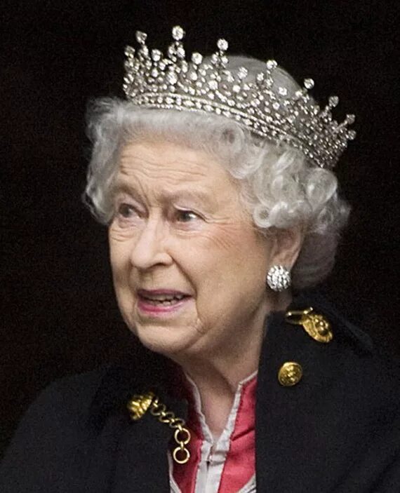 Корона английской королевы. Корона английской королевы. Сапфировая парюра елизаветы 2. Королевская тиара елизаветы 2. Владимирская диадема елизаветы 2.