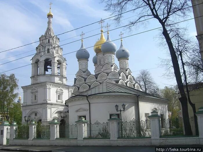 Памятники москвы 17 века. Теремной дворец московского кремля 17 век. Памятники москвы 17 века. Храм покрова в филях нарышкинское барокко. Памятник минину и пожарскому на красной площади.
