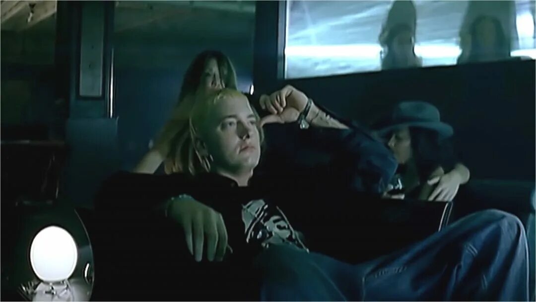 Smack that speed up. Akon eminem. девушка из клипа smack that. клип akon smack. блондинка в клипе akon smack that.